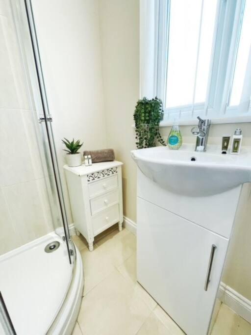 5 Bedroom, Sleeps 9 - Base To Explore Liverpool And Beyond Extérieur photo