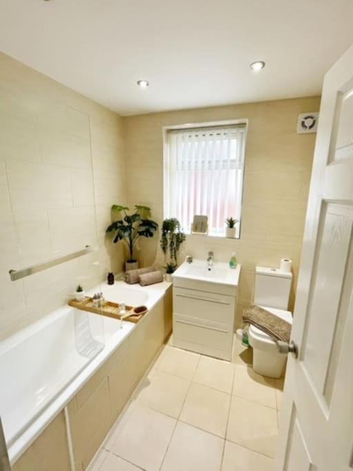 5 Bedroom, Sleeps 9 - Base To Explore Liverpool And Beyond Extérieur photo